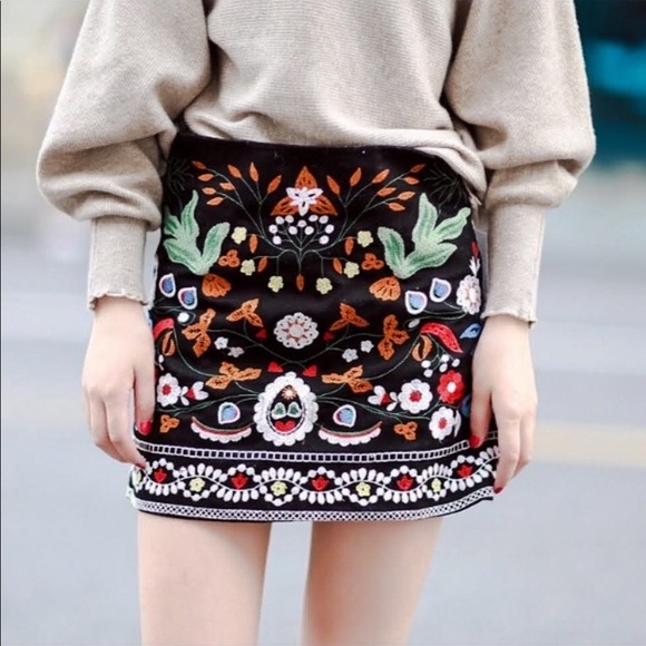 Gorgeous embroidered mini skirt!! - Picture 1 of 3